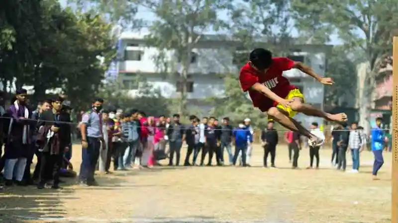বাংলাদেশের স্কুলের প্রচলিত খেলাধুলা, যেমন ক্রিকেট, ফুটবল ও দৌড় প্রতিযোগিতা