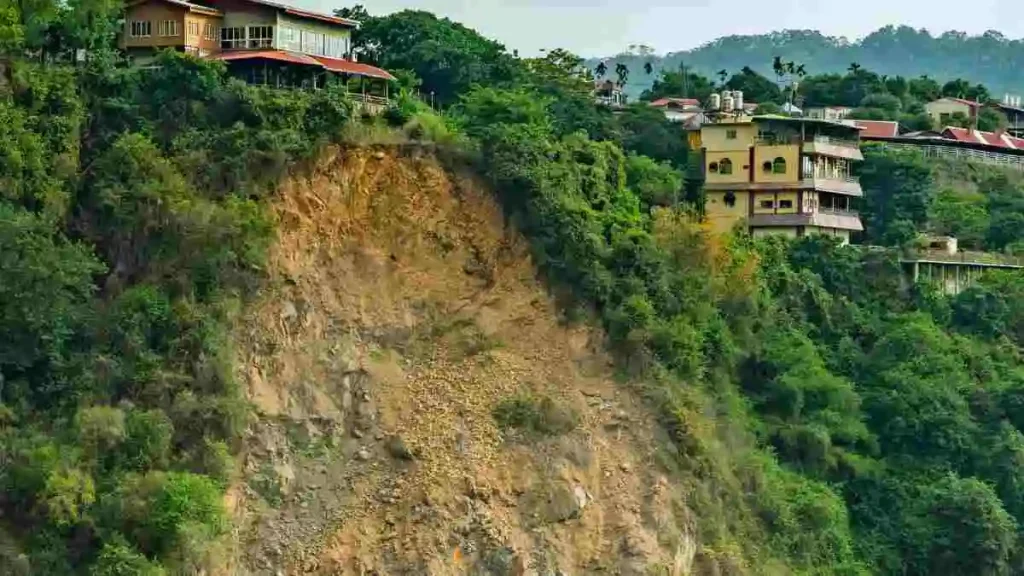 ভূমিধস এর দৃশ্য পাহাড়ি এলাকায়, যা প্রাকৃতিক দুর্যোগের প্রভাব তুলে ধরছে।