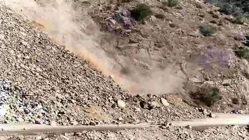 ভূমিধসের কারণ হিসেবে পাহাড়ি অঞ্চলের মাটি ক্ষয় ও অতিবৃষ্টির প্রভাব দৃশ্যমান।