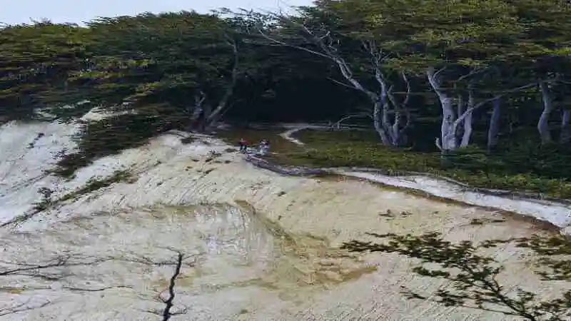 ভূমিধসের সময় করণীয় নির্দেশনা মেনে চলা মানুষদের নিরাপদ স্থানে সরিয়ে নেওয়ার দৃশ্য।