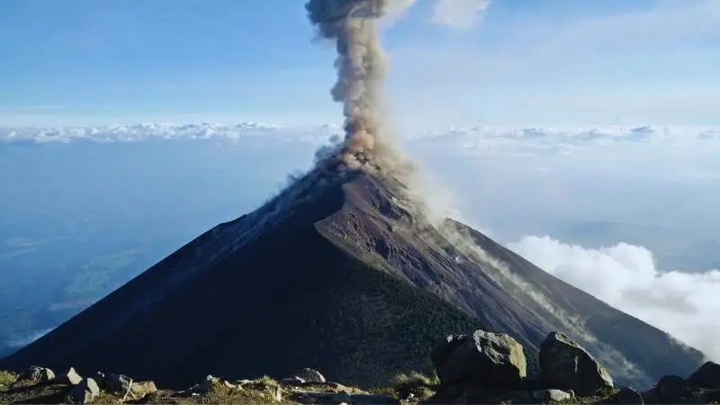 আগ্নেয়গিরির উৎপত্তি ও বিবর্তন প্রক্রিয়ায় ম্যাগমা, ভূত্বক ও টেকটনিক প্লেটের ভূমিকা