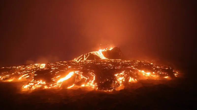 আগ্নেয়গিরির গঠন প্রক্রিয়ায় ম্যাগমার ওঠানামা ও ভূত্বকের ফাটলের চিত্র