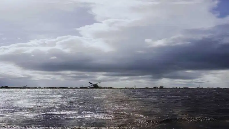 জলবিদ্যুৎ শক্তি নবায়নযোগ্য সম্পদ হিসেবে পানি প্রবাহ থেকে বিদ্যুৎ উৎপাদনের দৃশ্য