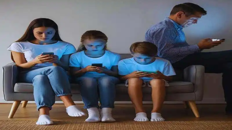 পরিবারের মধ্যে মোবাইল আসক্তি সমস্যা ও সম্পর্কের উপর এর প্রভাব