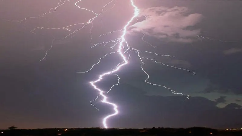 বজ্রপাত কেন হয় তার বৈজ্ঞানিক কারণ ব্যাখ্যা করতে মেঘে বৈদ্যুতিক চার্জ জমার দৃশ্য