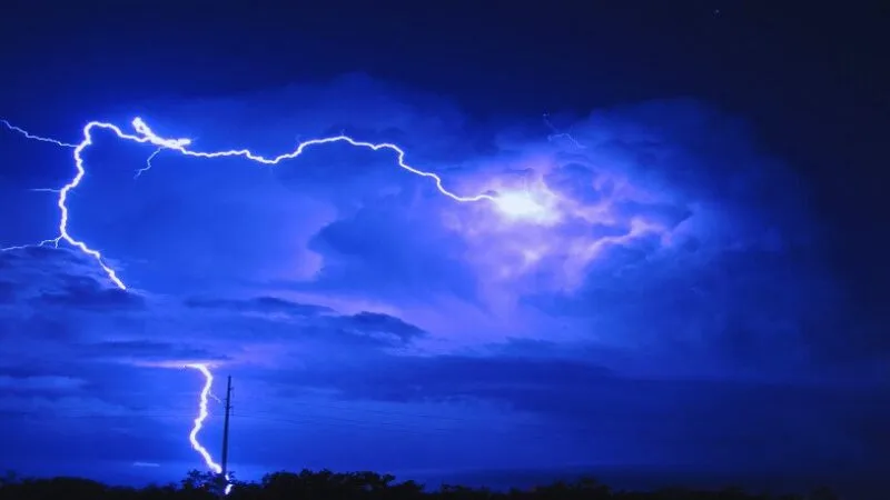 বজ্রপাত সম্পর্কিত ইসলামিক দৃষ্টিভঙ্গি অনুযায়ী আকাশে বজ্র ও বিদ্যুতের সৃষ্টি ব্যাখ্যা করা দৃশ্য