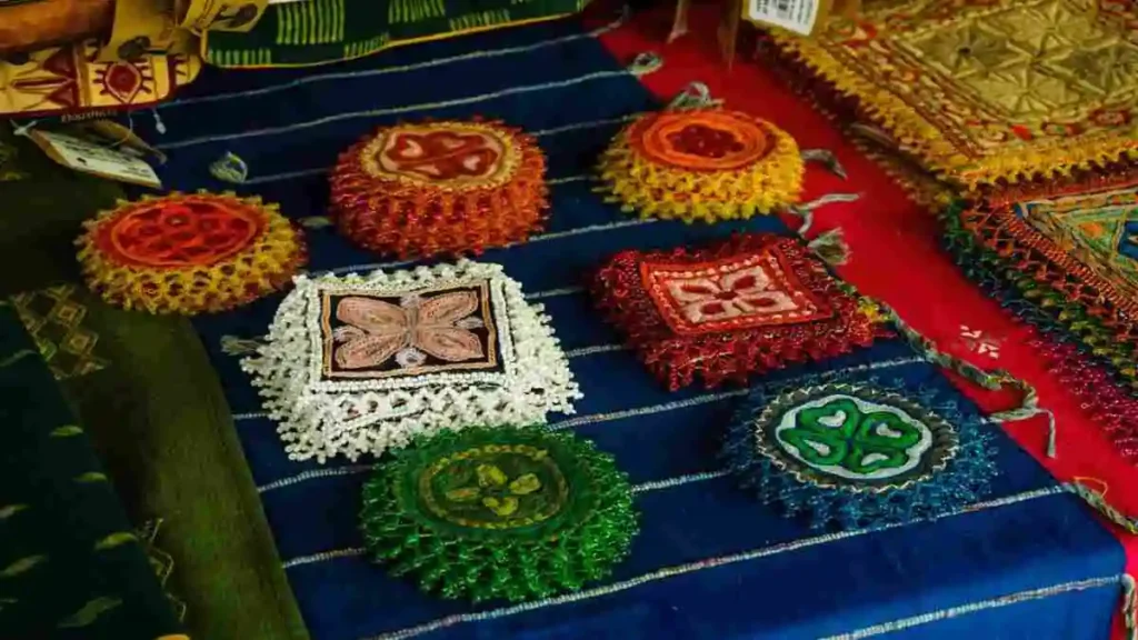 বাংলাদেশী হস্তশিল্প – ঐতিহ্যবাহী কারুশিল্পের মনোমুগ্ধকর নকশা ও রঙের ছোঁয়া