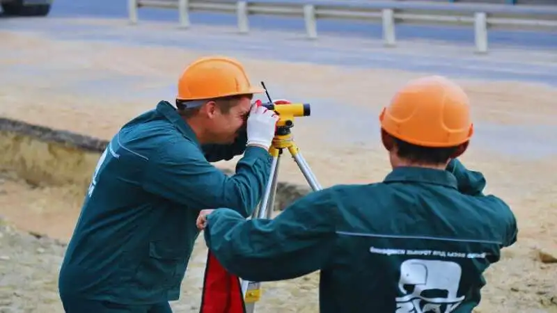 ল্যান্ড সার্ভে কিভাবে হয় তা দেখানোর জন্য জমির পরিমাপের প্রক্রিয়া