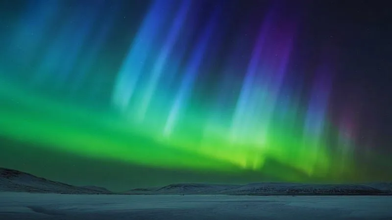 সৌরঝড় ও অরোরা আলোর সম্পর্কের বৈজ্ঞানিক ব্যাখ্যা সহ রঙিন আকাশের চিত্র