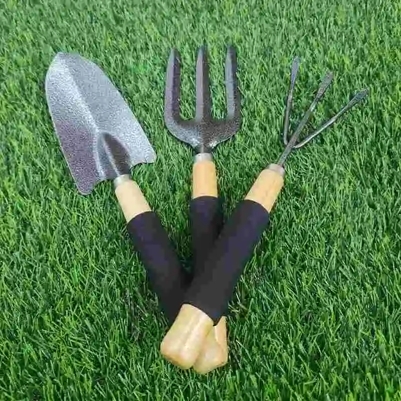 Garden Hand Cultivator বাগান পরিচর্যার হ্যান্ড টুল দিয়ে মাটি আলগা করার দৃশ্য