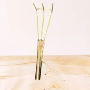 Garden hand fork with handle ব্যবহার করে মাটি নিড়ানি, আগাছা পরিষ্কার ও শক্ত মাটি নরম করার টেকসই বাগান টুল